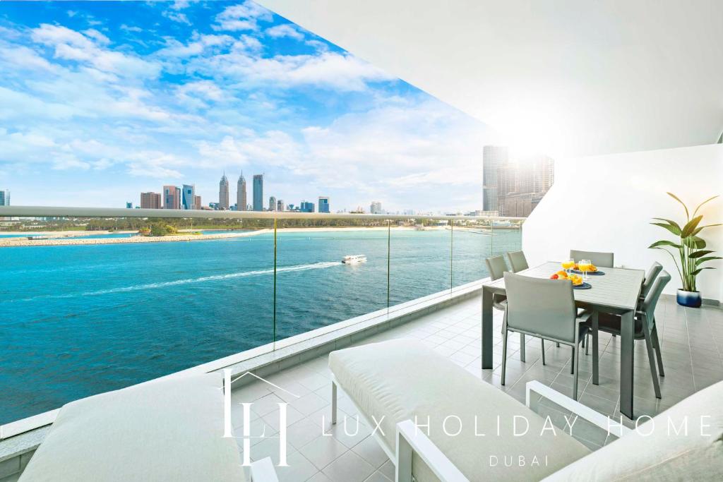 - Balcón con vistas al agua en LUX Opulent Island Suite Burj Khalifa View 7 en Dubái