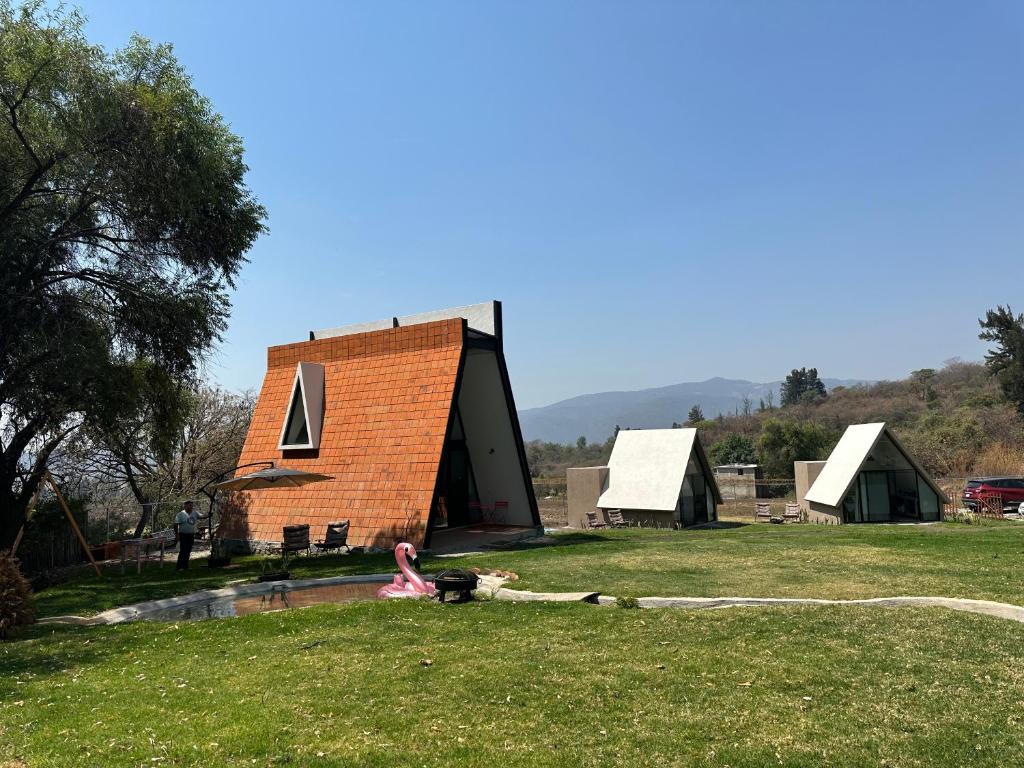 a house with a pink flamingo in front of it at Chalets Encino Saúco in Malinalco