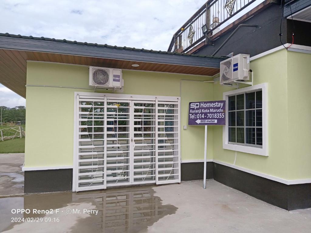 SP 3 Homestay Kuranji Kota Marudu Sabah Malaysia في Kampong Sorosob: مبنى امامه بوابة ولوحة