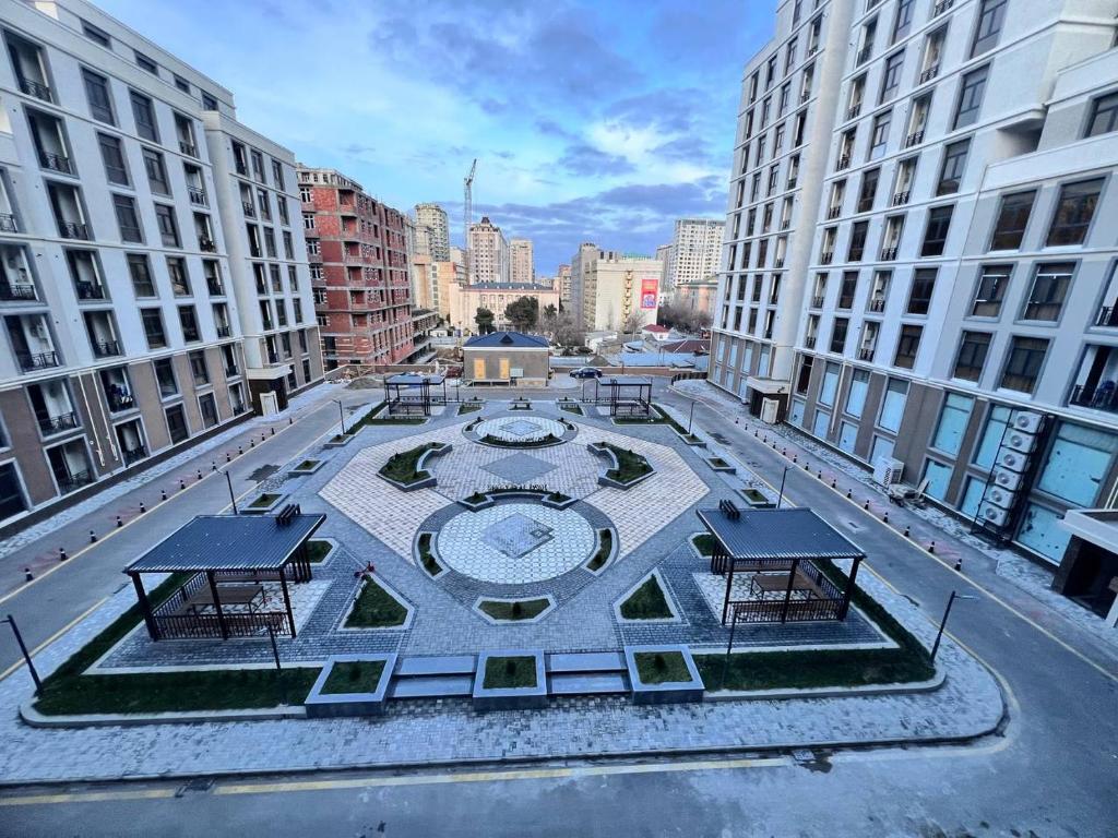 uma vista aérea de um pátio numa cidade com edifícios em London House Apartment em Baku