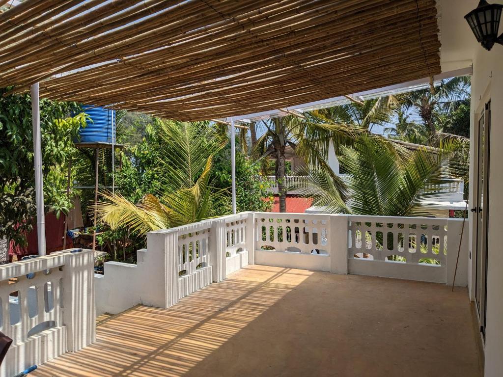 Un balcón o terraza de The Villa Mirage on Galgibagh, Goa
