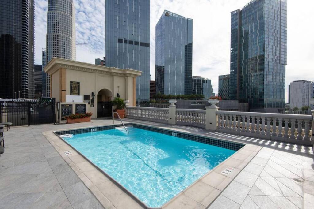 ein Pool auf dem Dach eines Gebäudes in der Unterkunft A Spacious 2BRApt Wit xtra beds and a rooftop pool in Los Angeles