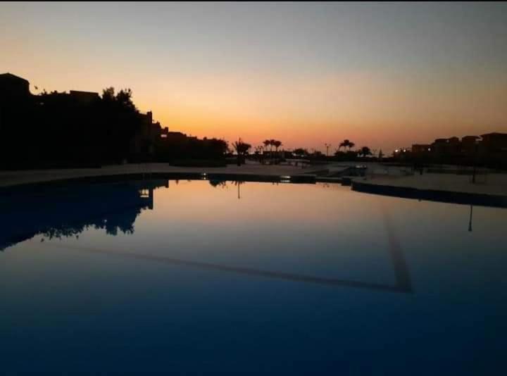 Bazén v ubytování Studio with pool view at Bella Vista resort sokhna nebo v jeho okolí