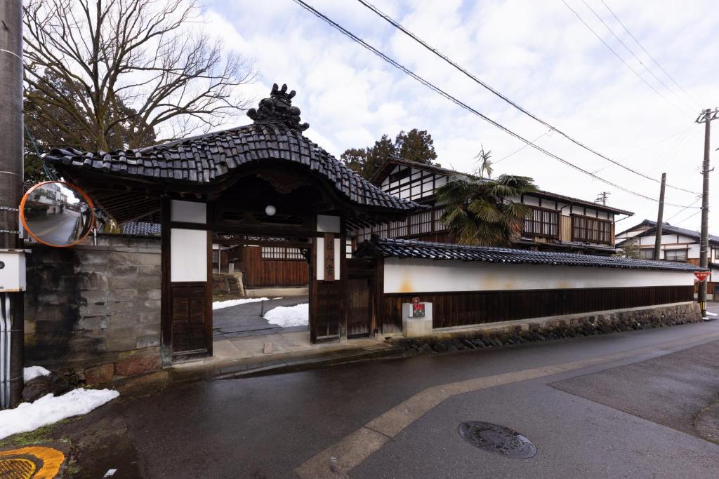 a building with a roof on the side of a street at 杜人舎 in Nanto