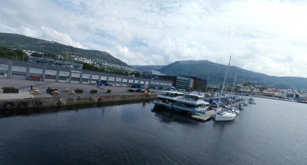Eine Gruppe von Booten liegt in einem Hafen vor Anker. in der Unterkunft Yacht & Breakfast in Bergen