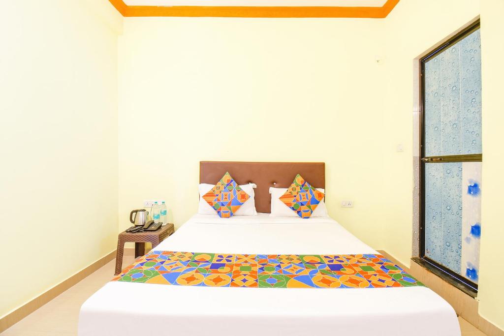 Postel nebo postele na pokoji v ubytování FabExpress Shanel Beachside Resort - Tito's lane, Baga Beach