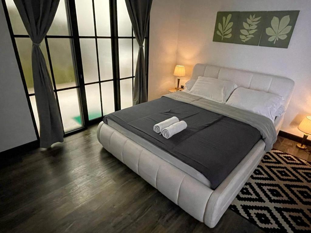 ein Schlafzimmer mit einem großen Bett mit einem großen weißen Bettvisor in der Unterkunft Villa Sivva Sawangan in Depok