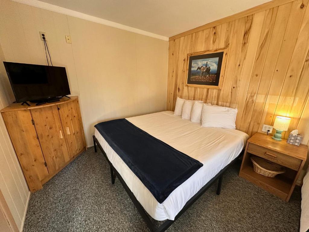 Postel nebo postele na pokoji v ubytování Ute Bluff Lodge, Cabins and RV park