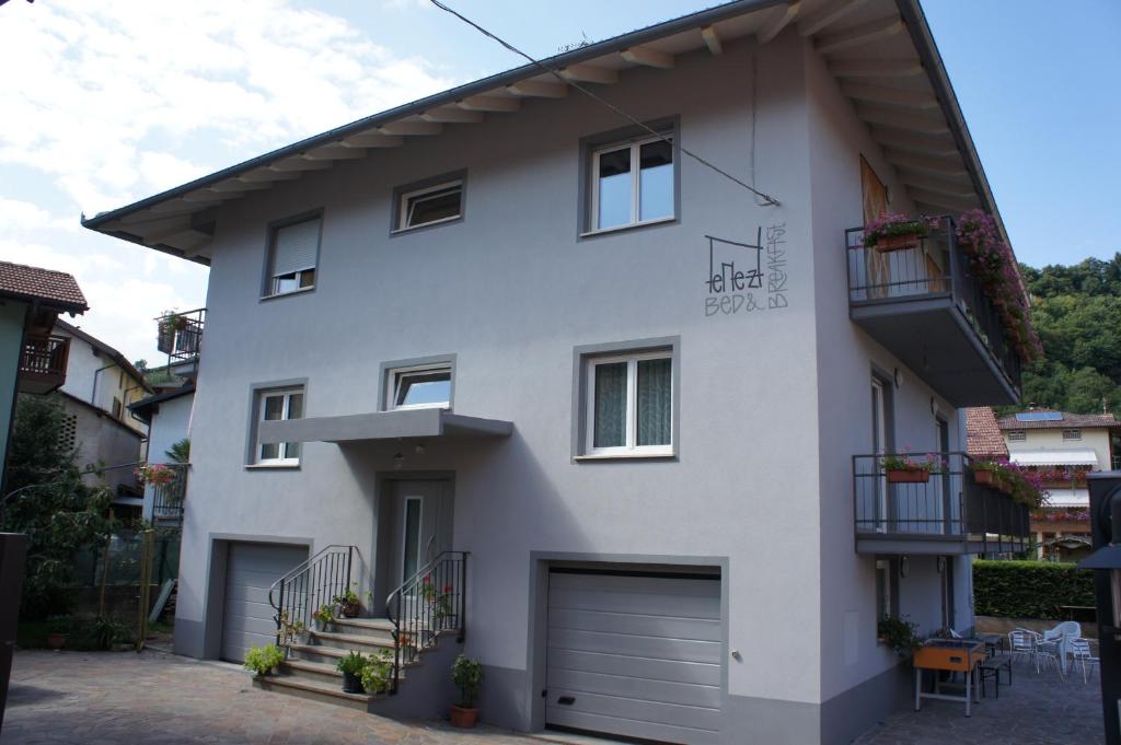 una casa blanca con garaje en Nenez B&B, en Giovo