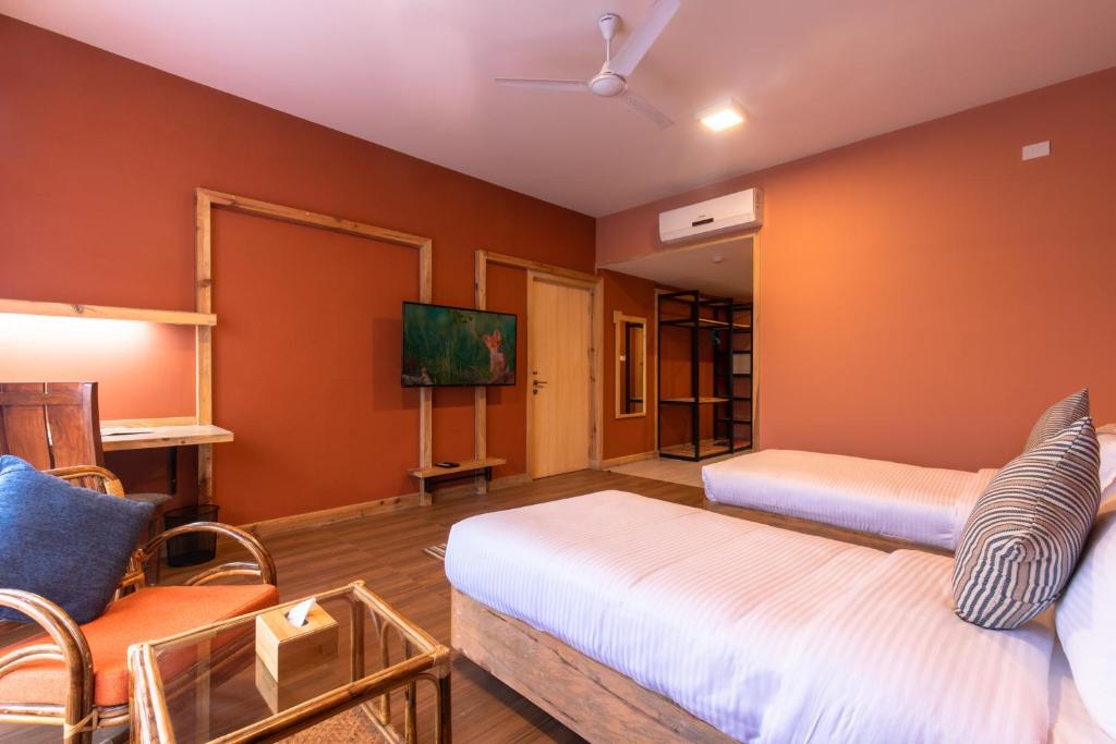 Rúm í herbergi á Sunshine Resort Pokhara - Your Private Paradise