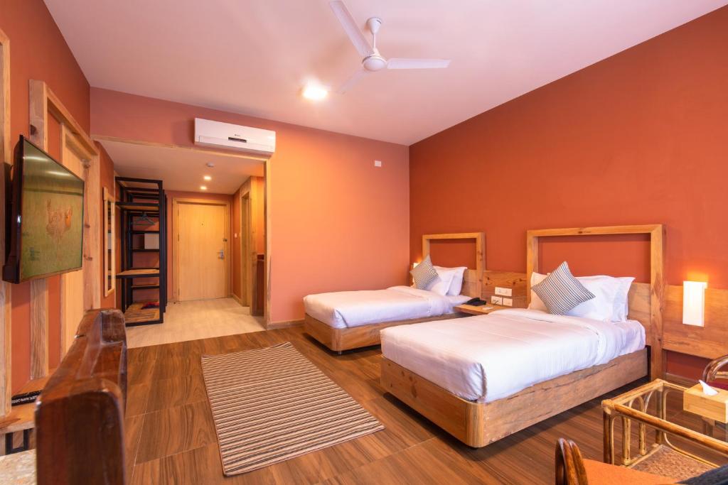 Rúm í herbergi á Sunshine Resort Pokhara - Your Private Paradise