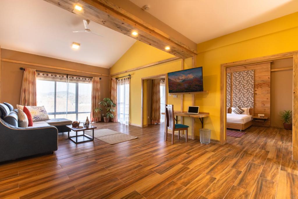 Sjónvarps- og/eða afþreyingartæki á Sunshine Resort Pokhara - Your Private Paradise