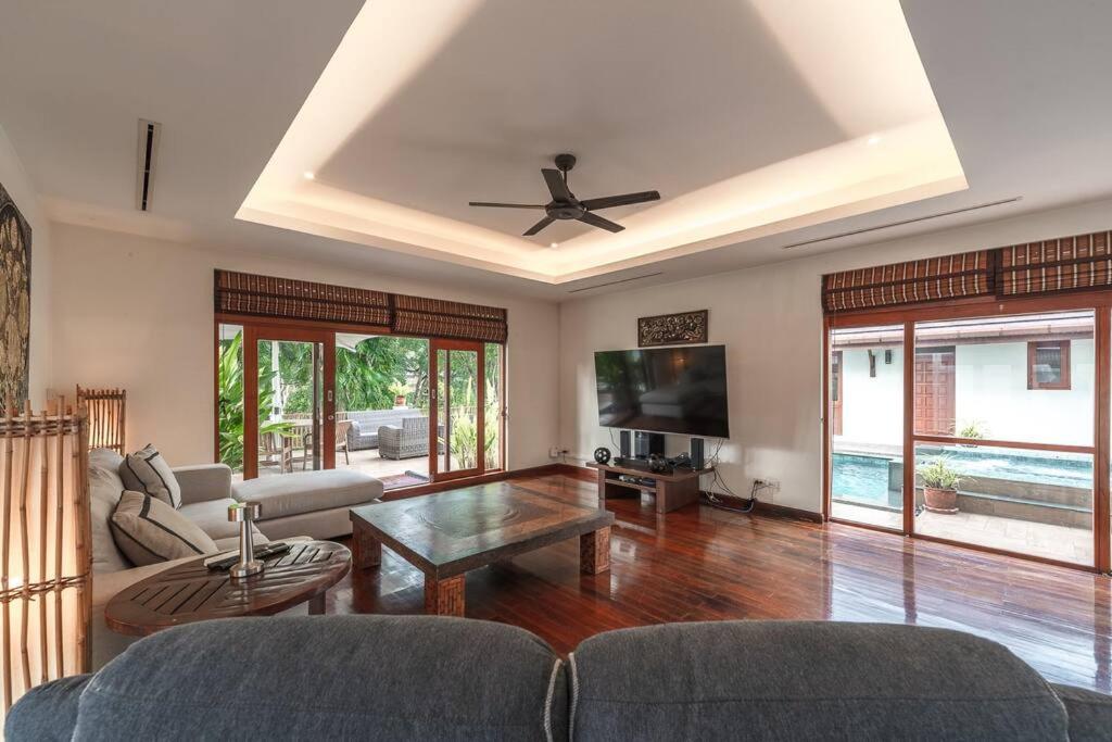 Luxurious 5-Bedroom , 24 hour security , jacuzzi ! V45 - Villa