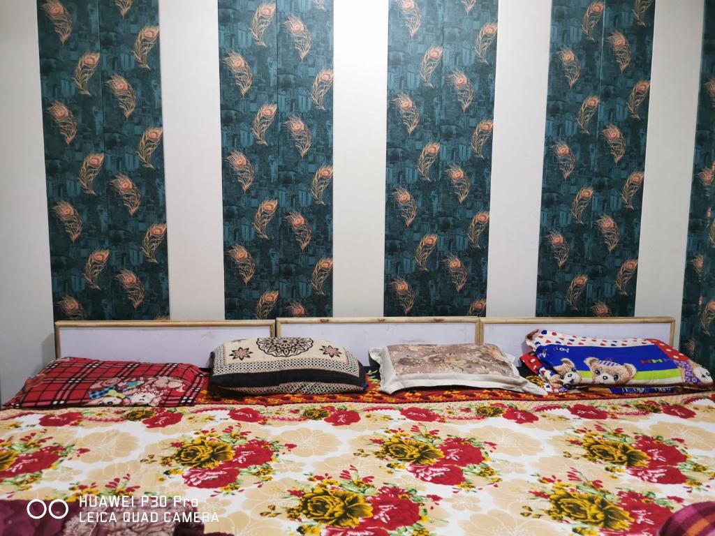 Kadiya dharamshala في ماثورا: سرير ووسادتين عليه