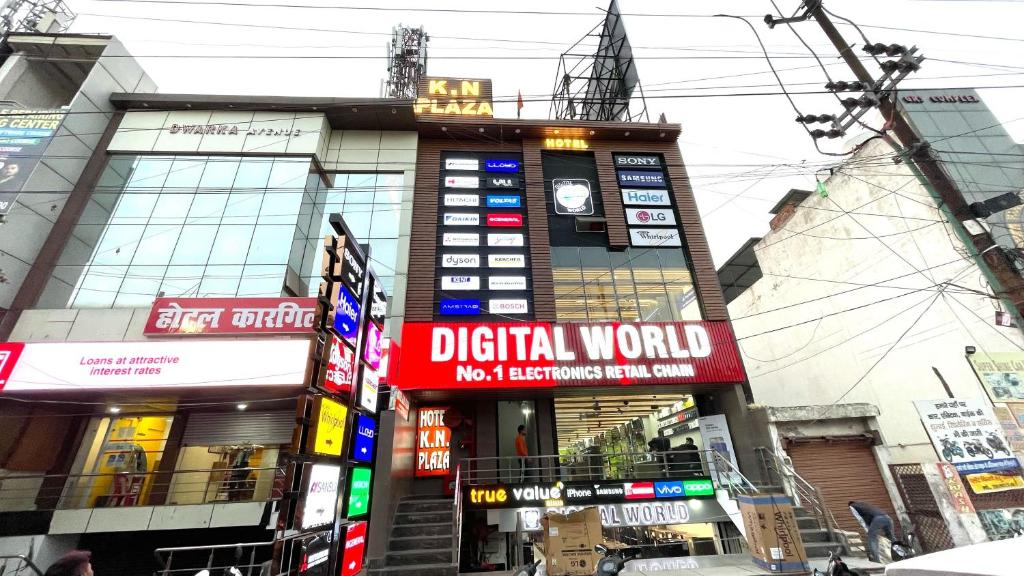 un edificio con una señal digital del mundo en una ciudad en OYO KN Plaza en Sikandra