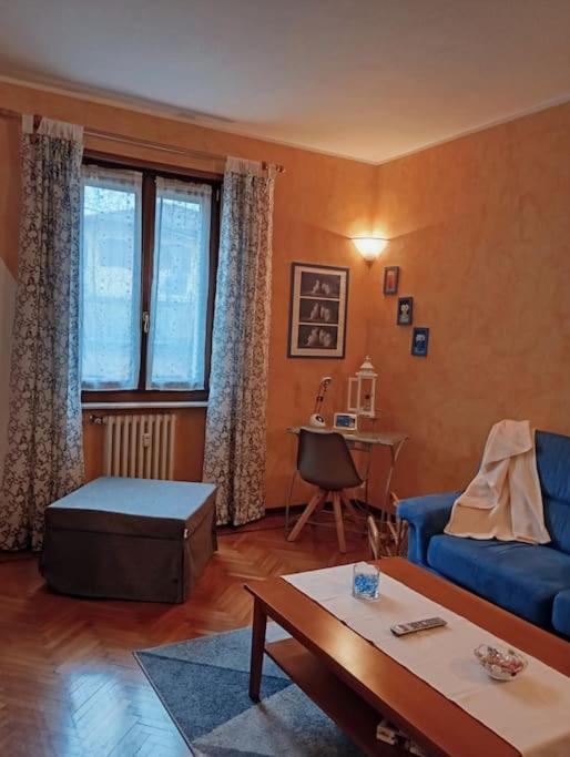 salon z niebieską kanapą i stołem w obiekcie A casa di Fabio w mieście Biella