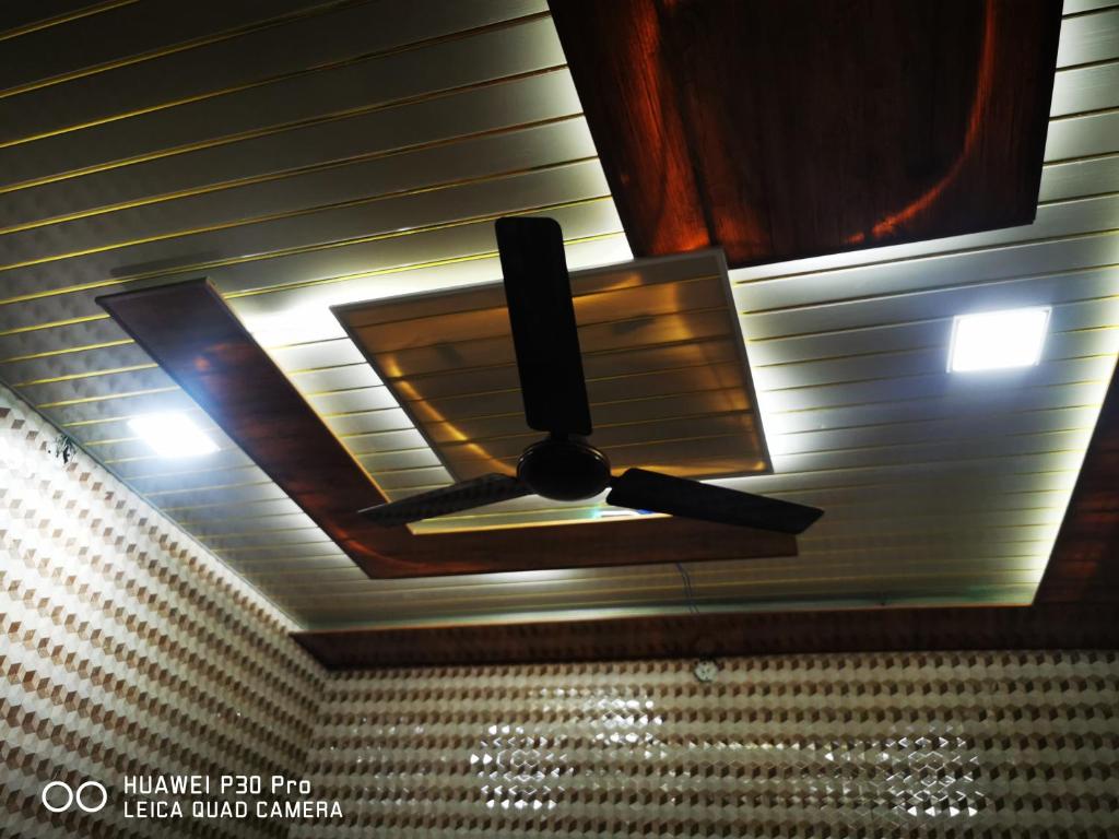 un ventilateur de plafond suspendu dans l'établissement Kadiya dharamshala, à Mathura