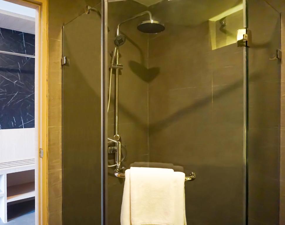 GLOW Pattaya - Resim 40