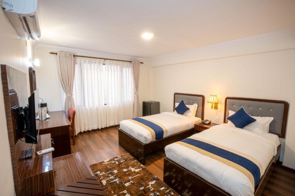 Postel nebo postele na pokoji v ubytování Kathmandu Business Hotel