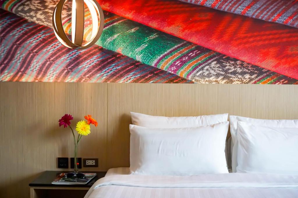 Postel nebo postele na pokoji v ubytování GLOW Pattaya