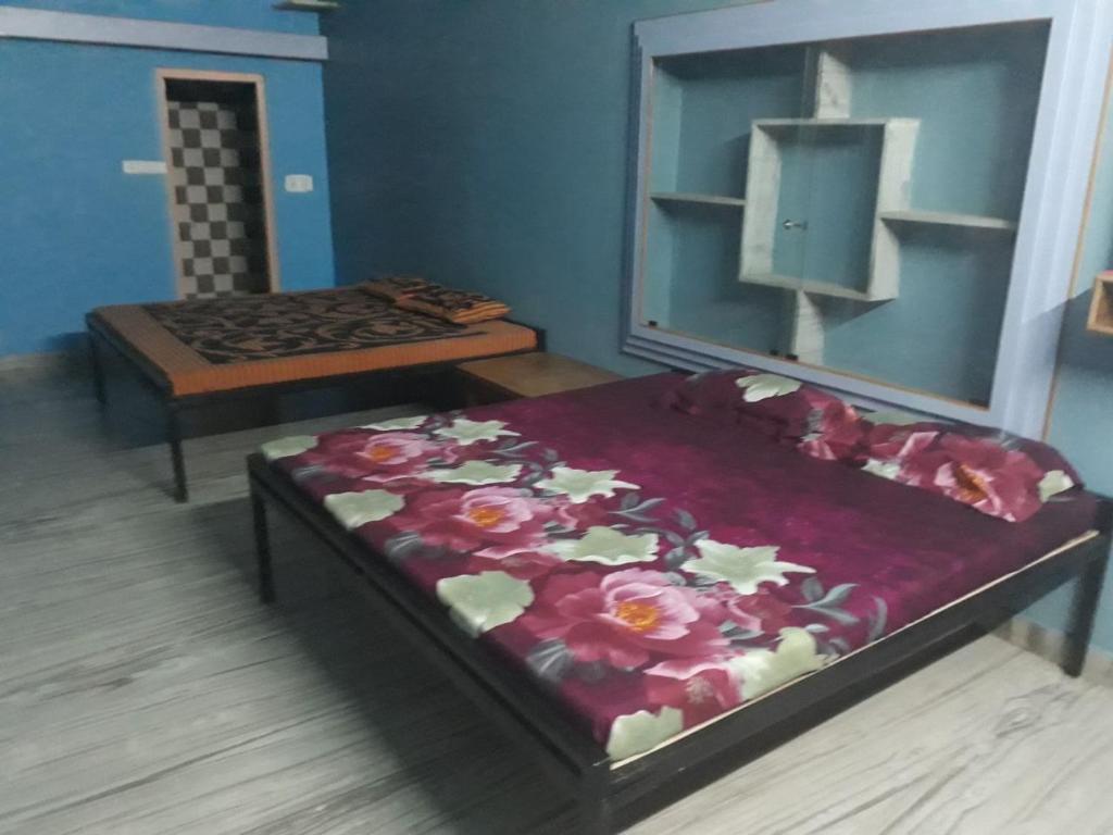 A bed or beds in a room at Mahesh Guest House Ajmer