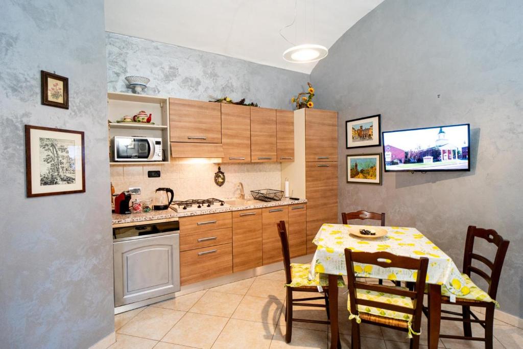 eine Küche mit einem Tisch und einem Esszimmer in der Unterkunft Accogliente bilocale posizione strategica in Moncalieri