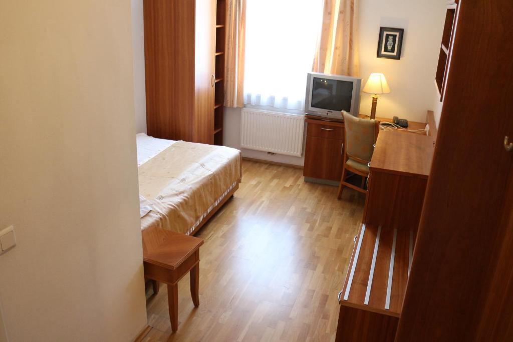 TV a/nebo společenská místnost v ubytování Hotel Wasserpalast - breakfast for free!!!