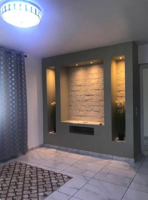 Cette chambre lumineuse est dotée d'un mur avec deux fenêtres. dans l'établissement Appartement au RDC d’une maison, à Privas