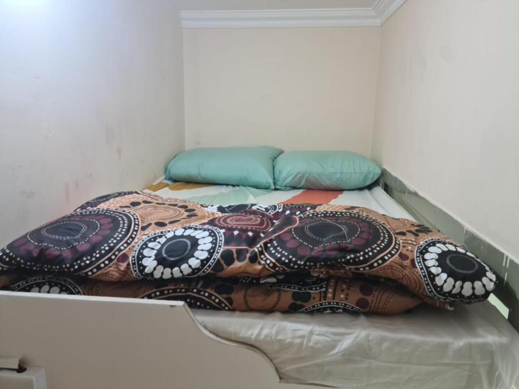ドバイにあるDUBAI MALL METRO Executive roomのベッドの上に座る枕