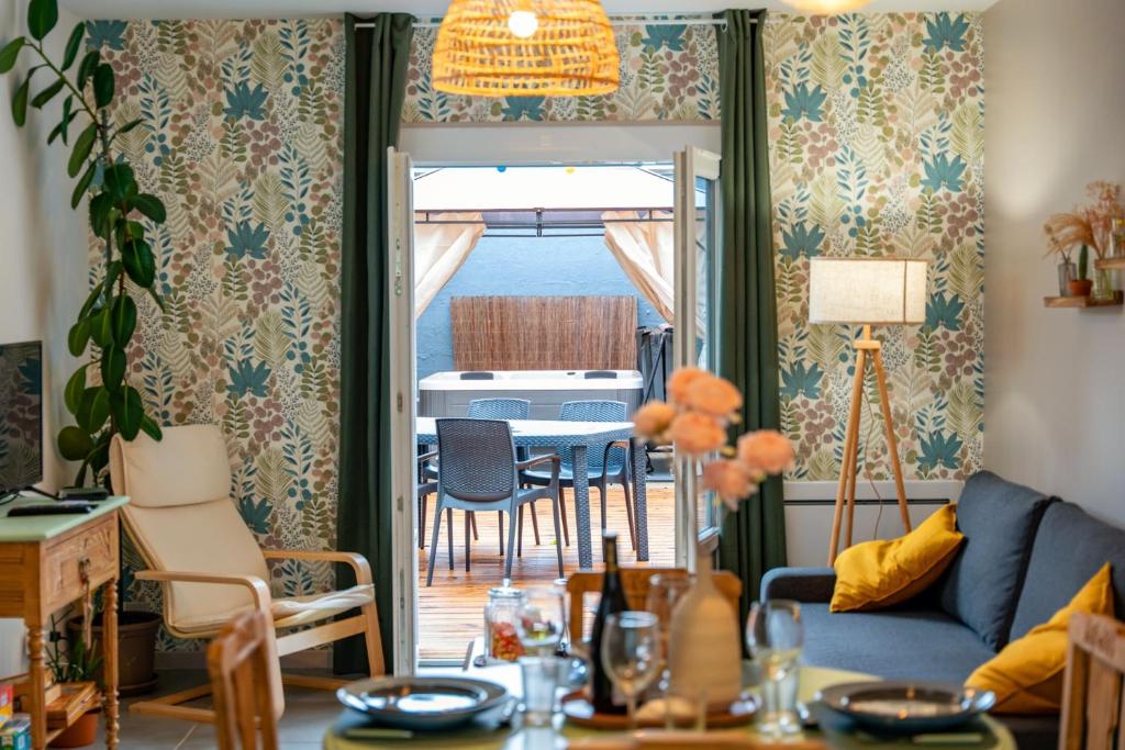 Maisonnette & Jacuzzi في سانت فاليري سور سوم: غرفة معيشة مع أريكة وطاولة