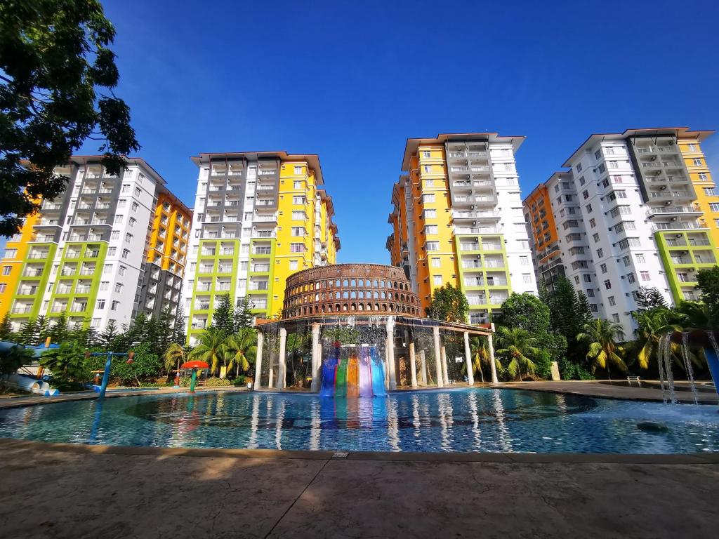 einen Brunnen mitten in einer Stadt mit hohen Gebäuden in der Unterkunft MySuite Studio Apartment Melaka Waterpark Resort in Ayer Keroh