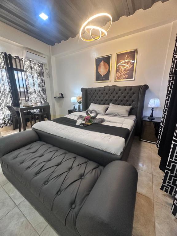 sypialnia z dużym łóżkiem w pokoju w obiekcie Golden Dreams Lodging Home w mieście Camalaniugan
