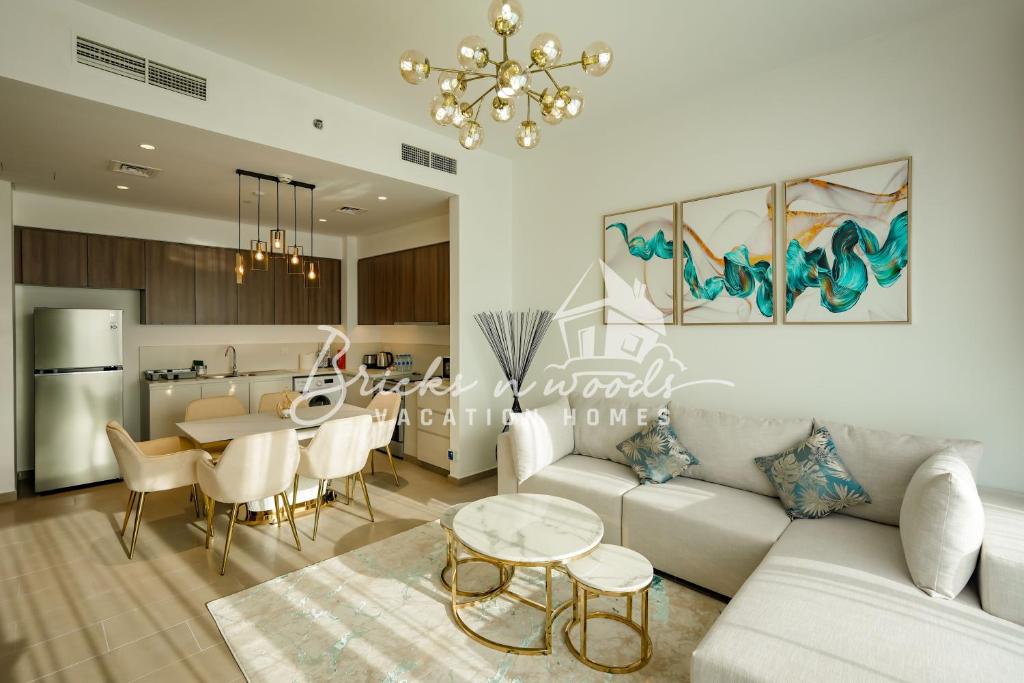 uma sala de estar com um sofá e uma mesa em Luxury Park View 2Bedroom 5pax em Dubai