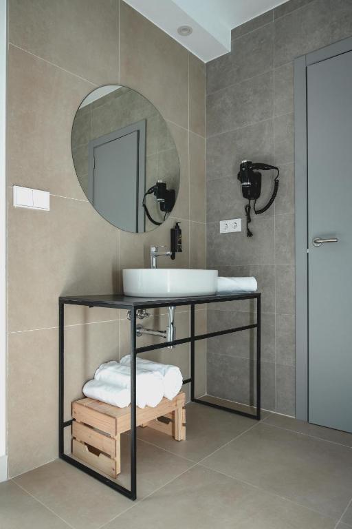a bathroom with a sink and a mirror at HOTEL ALOVE in San José