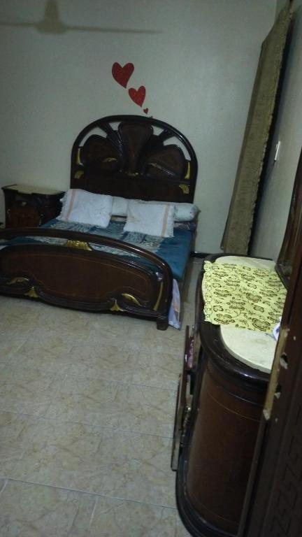 een slaapkamer met een bed met harten aan de muur bij my hotel in Al Minya