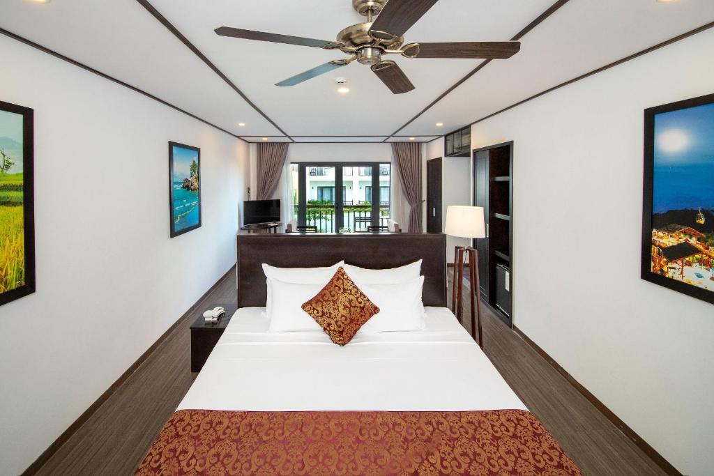 Postel nebo postele na pokoji v ubytování White Lotus Hotel Hoian