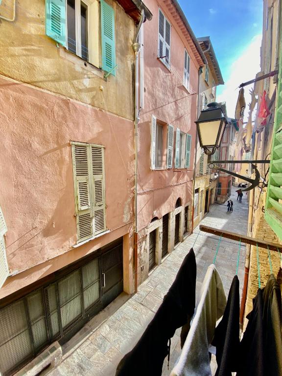 - une vue sur une ruelle avec des bâtiments et une rue dans l'établissement Logement Atypique, à Villefranche-sur-Mer