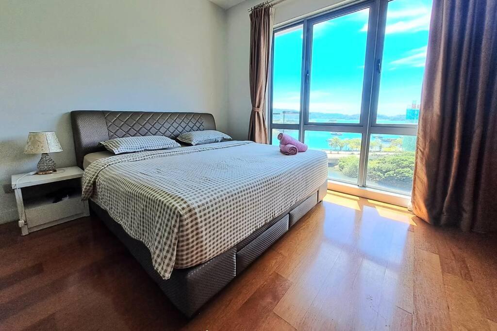 - une chambre avec un lit et une grande fenêtre dans l'établissement Sunrise Suite Premier Seaview D5 Imago 3 bedroom Loft D above Imago Shopping Mall, à Kota Kinabalu