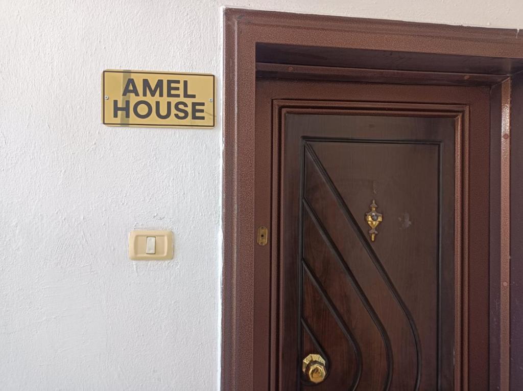een bord dat readsanimal huis naast een deur bij AMEL Familiar HOUSE in Durrës