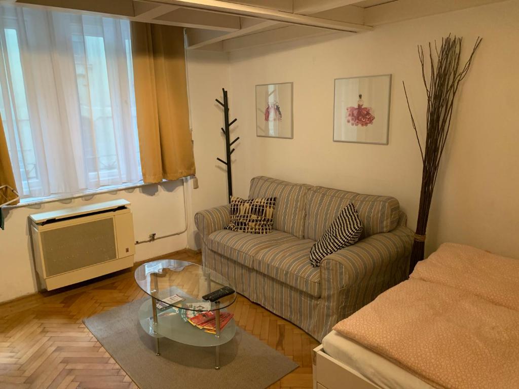 ブダペストにあるNew Astoria Apartmentのリビングルーム(ソファ、テレビ付)