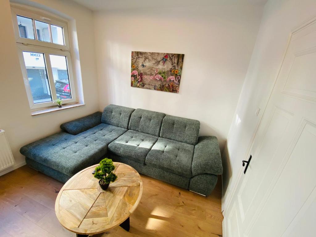 sala de estar con sofá y mesa en Charming Apartments l 7 Beds l 4 Bedrooms l WI-FI, en Geseke