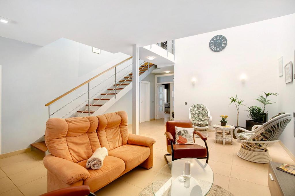 sala de estar con sofá y escalera en Duplex Pozo Canary, en Pozo Izquierdo