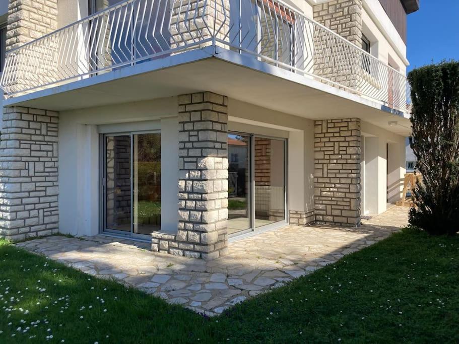 uma casa com uma varanda em cima em Villa 4* Proche centre et plage. Animaux bienvenus em Meschers-sur-Gironde