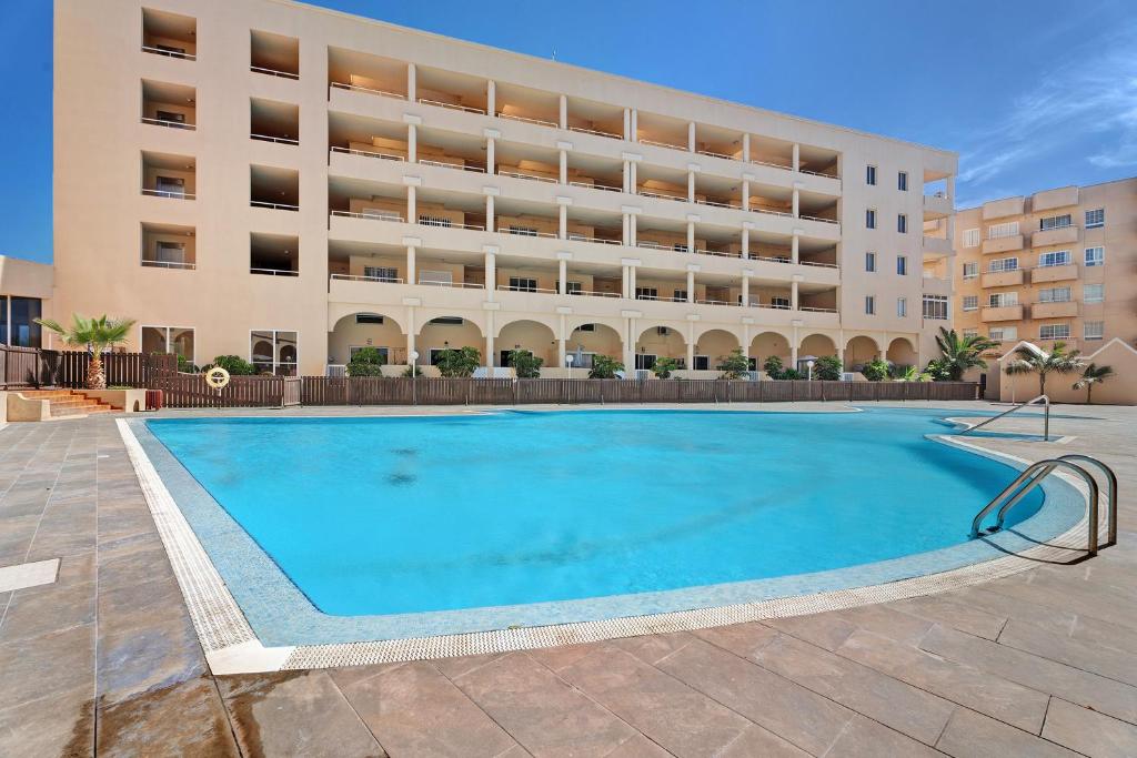 een groot zwembad voor een hotel bij Apartamento El Médano Marineda in Granadilla de Abona