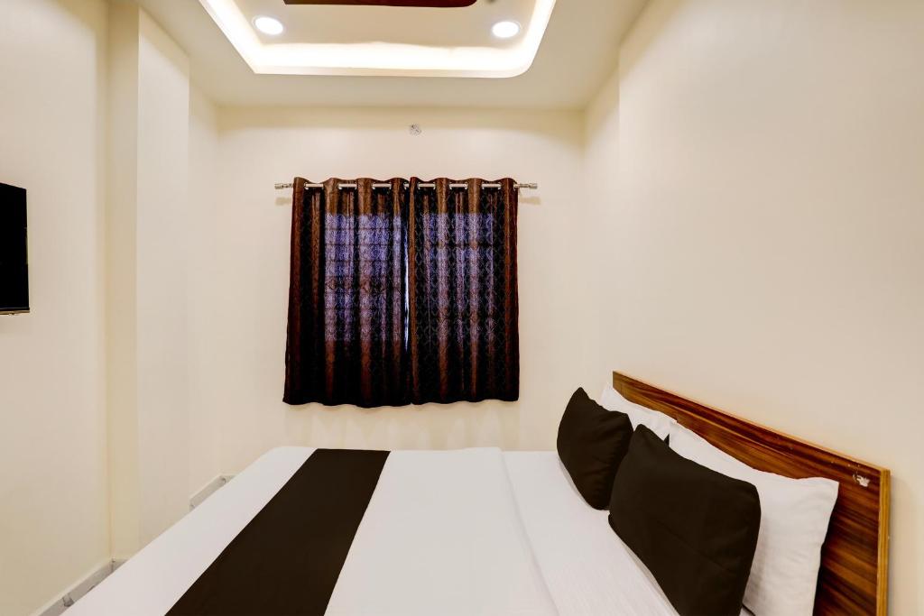 Postel nebo postele na pokoji v ubytování Hotel O highway blues