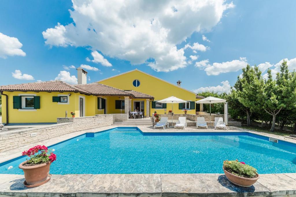 une villa avec une piscine et une maison dans l'établissement Villa Ana with large pool, à Poličnik