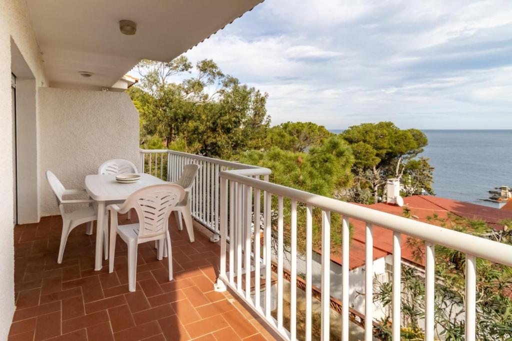 un balcon avec une table et des chaises et l'océan dans l'établissement Carboneres 461 - Apartamento con terraza y vistas, à Llançà