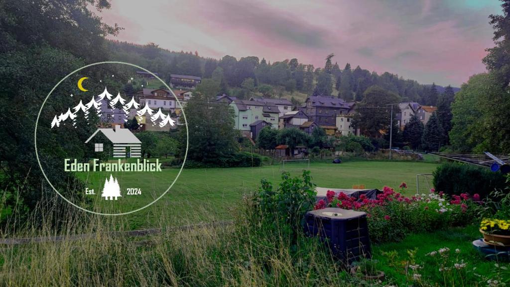 - une vue sur une cour avec une maison et des arbres dans l'établissement Ferienhaus Eden Frankenblick, à Mengersgereuth-Hämmern