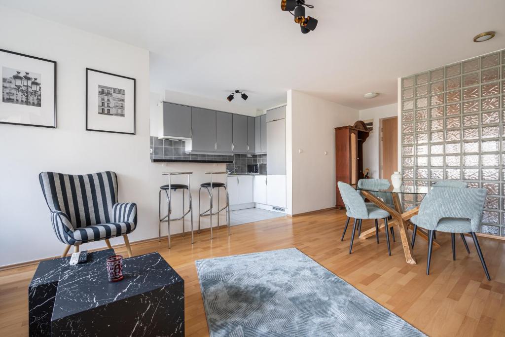 ブダペストにあるHeart and Soul Apartmentのテーブルと椅子のあるキッチンとリビングルーム