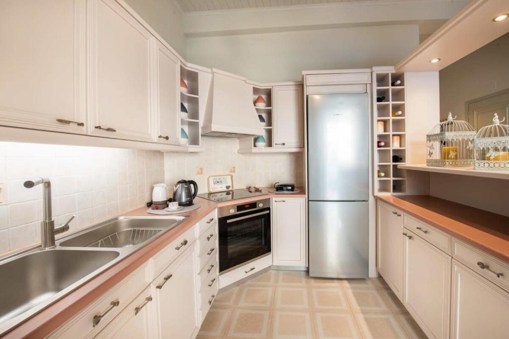A kitchen or kitchenette at Dolce Favola Nomad Casa - Kalamata's City Getaway